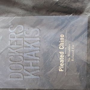 Size 40 Men's Dockers pleated chino pants